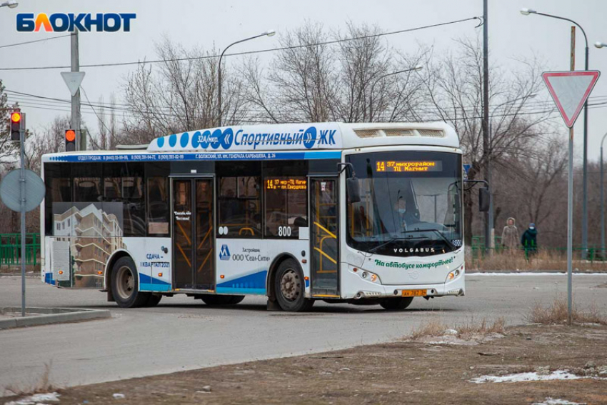 Пенсионер упал в автобусе из-за резкого торможения в Волжском
