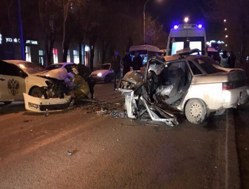 В жесткой аварии пострадал водитель и его пассажирка в Волжском