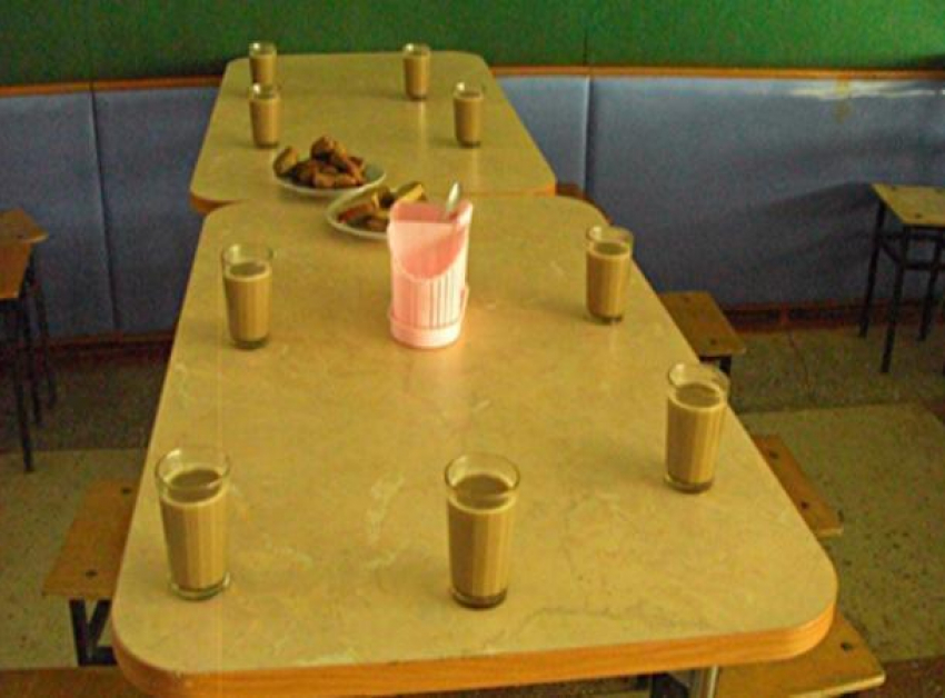 Вместо горячего обеда детей из многодетных семей морят голодом на чае и печенье в Волжском 