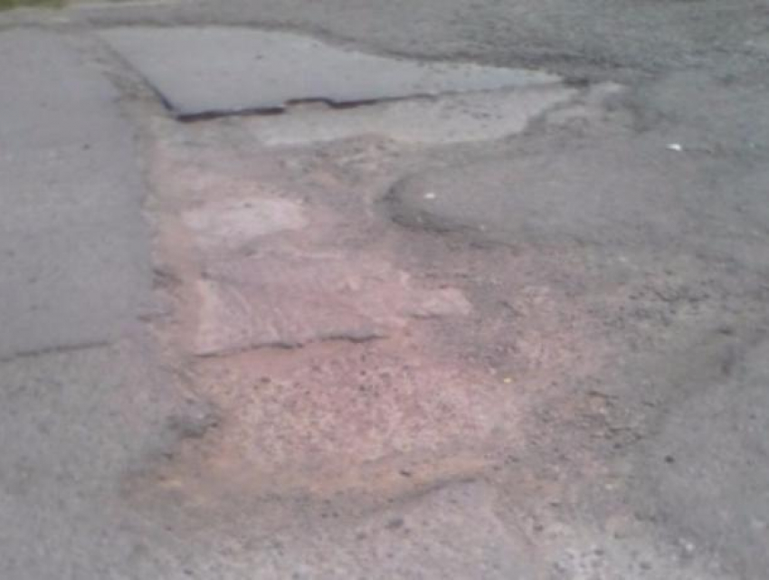 Лоскуты асфальта после замены труб создали ужасные проблемы с дорогой в Волжском