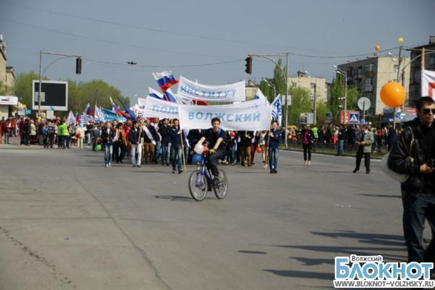 Волжане встретили Первомай в праздничных колоннах