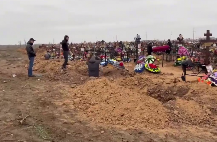 На кладбищах Волжского незаконная деятельность ритуальщиков пресечена с полицией