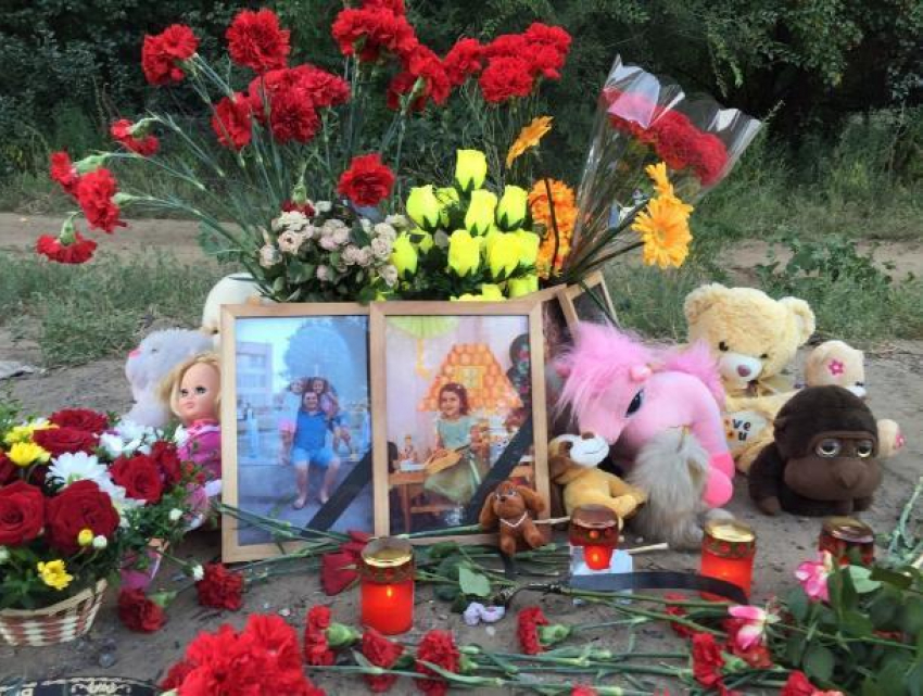 В память погибших в аварии под Волгоградом несут цветы и игрушки 