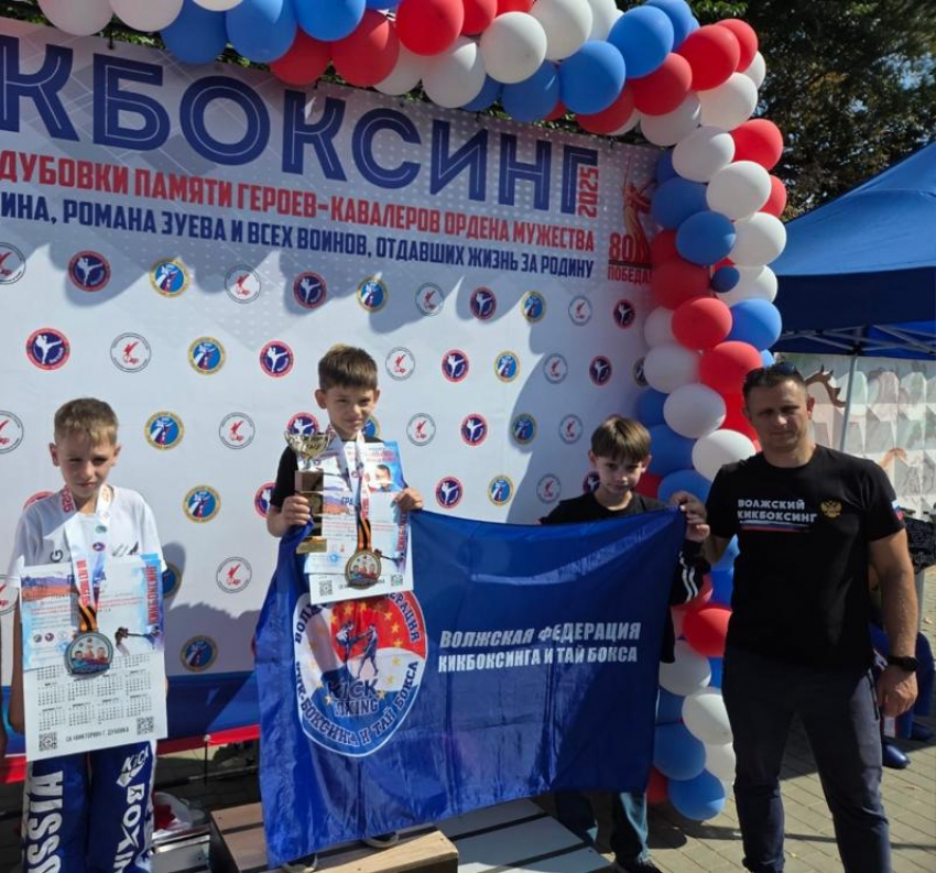 Волжские кикбоксеры покорили пьедестал Кубка Дубовки, посвятив победу героям