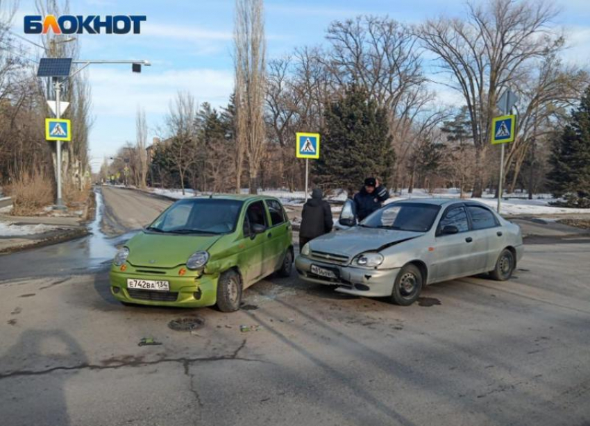 На улице Набережной в Волжском «поцеловались» два авто