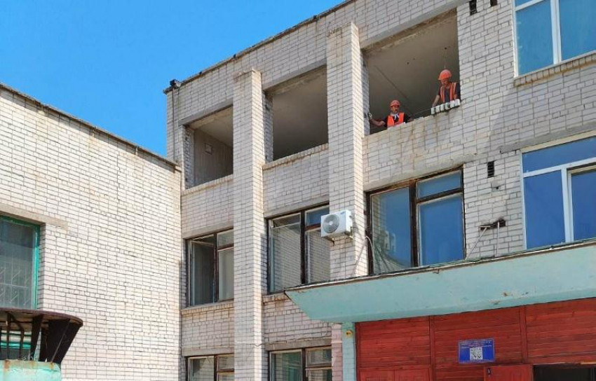 В двух школах Волжского продолжаются работы по капитальному ремонту