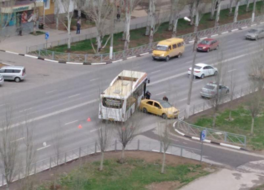 «Легковушка» протаранила автобус в Волжском: видео