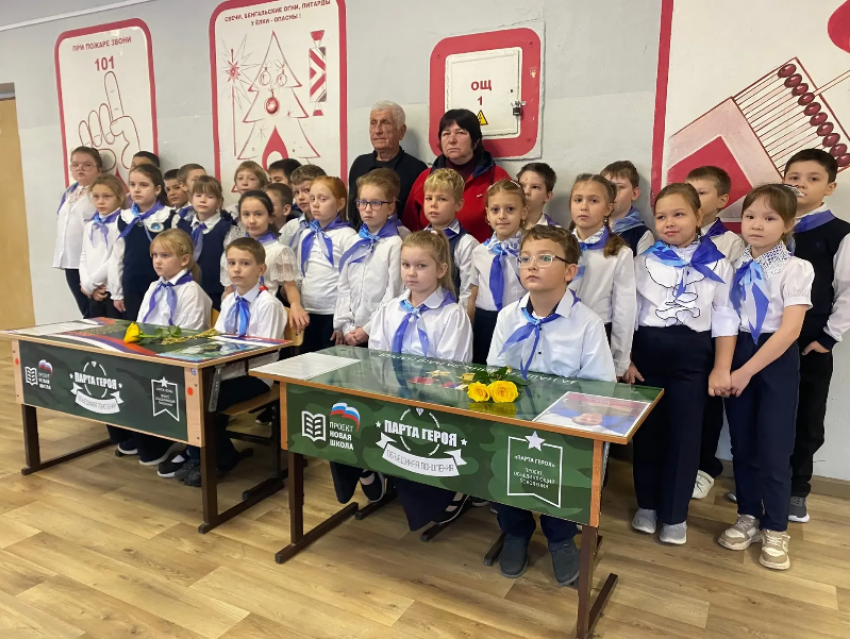 В Волжском в школе № 18 открыли «Парты Героя» в честь погибших выпускников