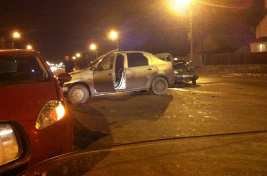 В Волжском в тройном ДТП пострадали двое