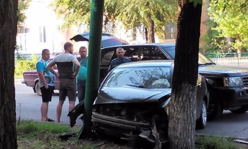 В Волжском девушка на автомобиле Lifan влетела в столб: разыскиваются очевидцы ДТП