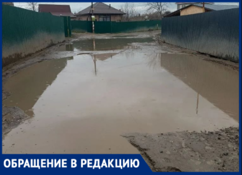«Таксисты отказываются ездить»: жители волжского СНТ увязли в огромных лужах на разбитых дорогах