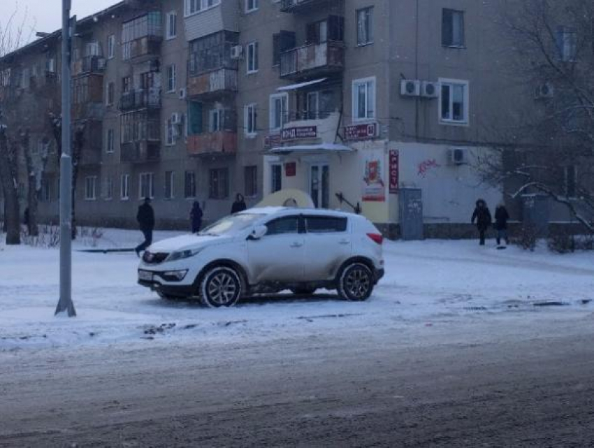 Чтобы не мешать снегоуборочной технике, волжане паркуют машины прямо на обочине