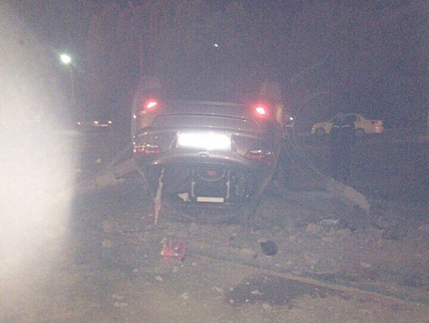 Пьяная девушка угробила парня, протаранив столб и перевернув иномарку в Волжском 