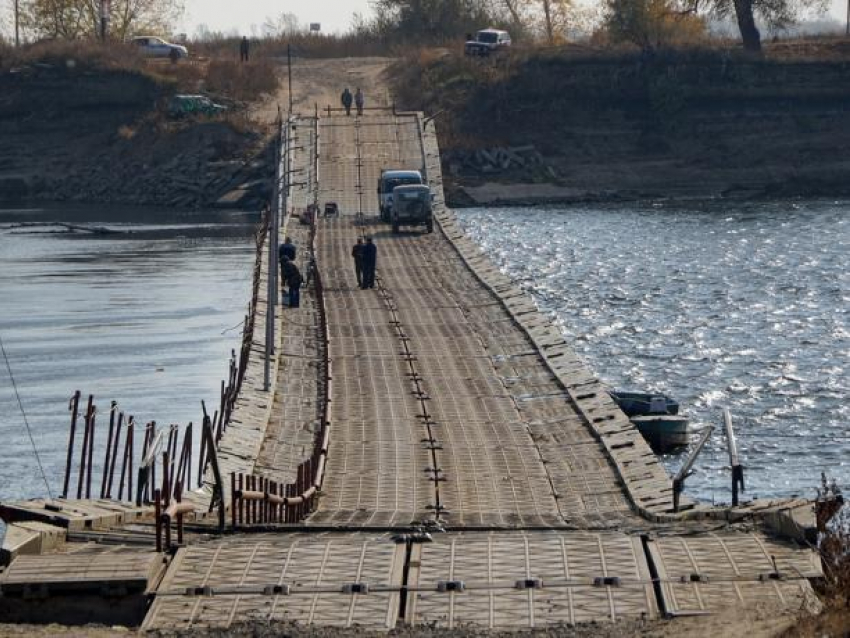 В Заплавном ремонтируют понтонный мост и дороги