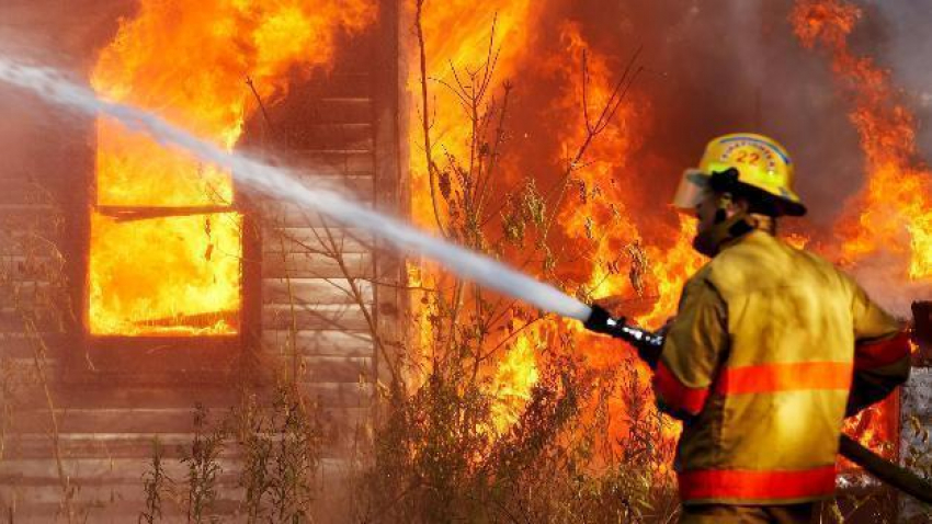 Замыкание электропроводки привело к пожару в деревянном доме в Волжском 