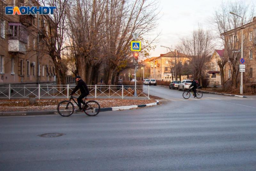 Пожилой велосипедист попал под колеса авто у вокзала в Волжском