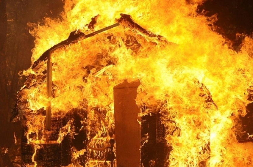 В Волжском сгорели дачный дом и хозпостройка 