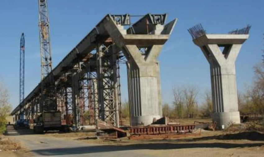 Строителям моста через Ахтубу задолжали около 8 миллионов зарплаты