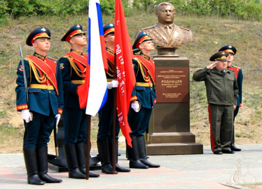 Под Волжским открыли бюст героя Сталинградской битвы Александра Родимцева