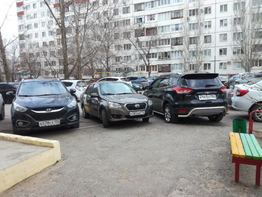 Автохамы в Волжском устроили парковку на дорожке к подъезду