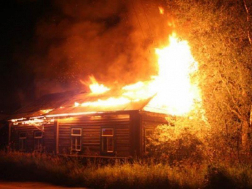 На пожаре в Старополтавском районе едва не сгорели трое мужчин