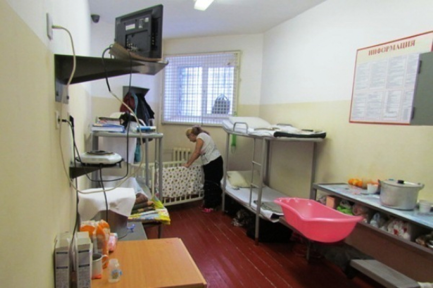 В Волгограде сотрудники СИЗО помогли заключенной с младенцем