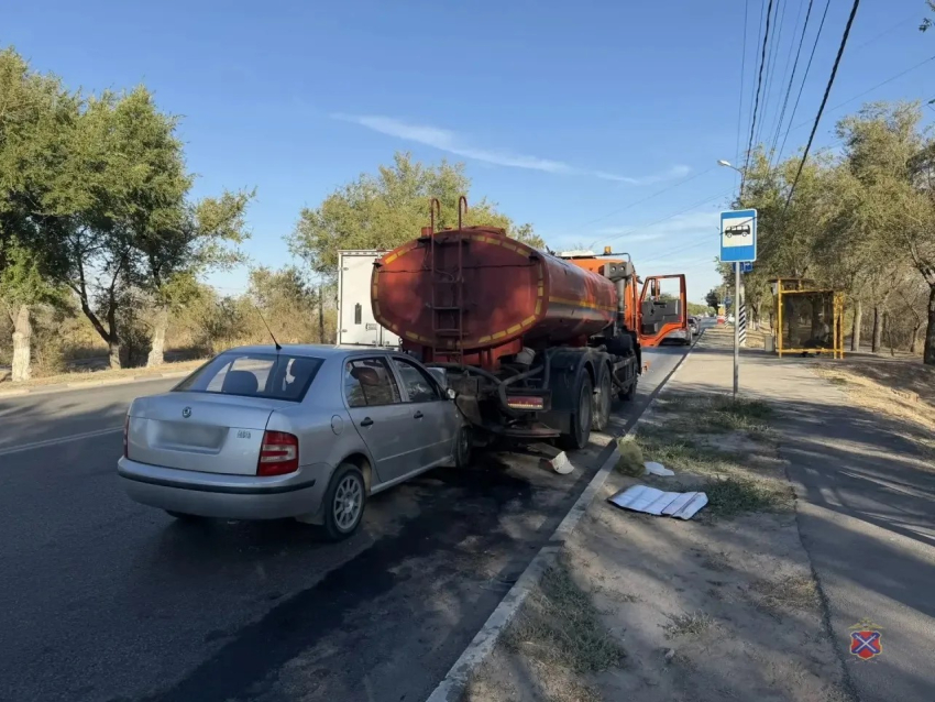 Легковушка насмерть сбила велосипедиста и отлетела в КАМАЗ: страшное ДТП в Волжском