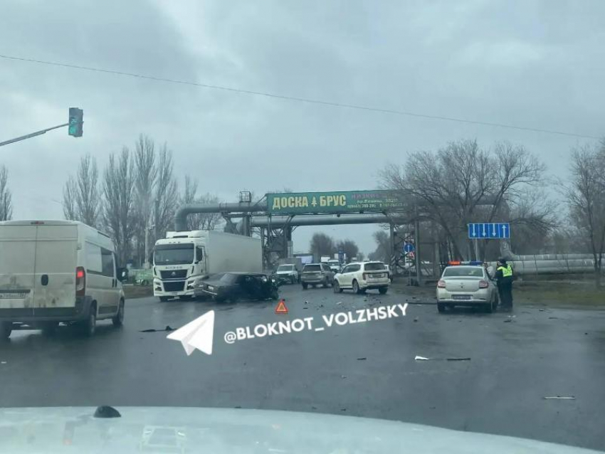 В Волжском легковушка не уступила дорогу «Танку»