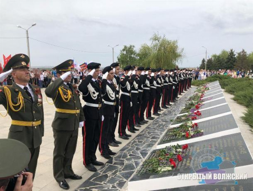 Волжане почтили память погибших воинов минутой молчания