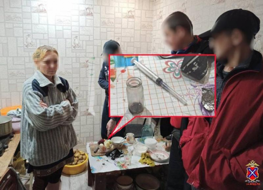 Шприцы и пакеты: женщина организовала притон в Волжском