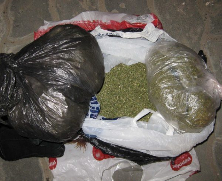 В Волгограде двое членов наркобанды сбывали марихуану безо всякой конспирации