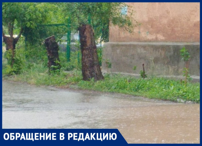 Из-за лежачего полицейского затоплены дворы в Волжском