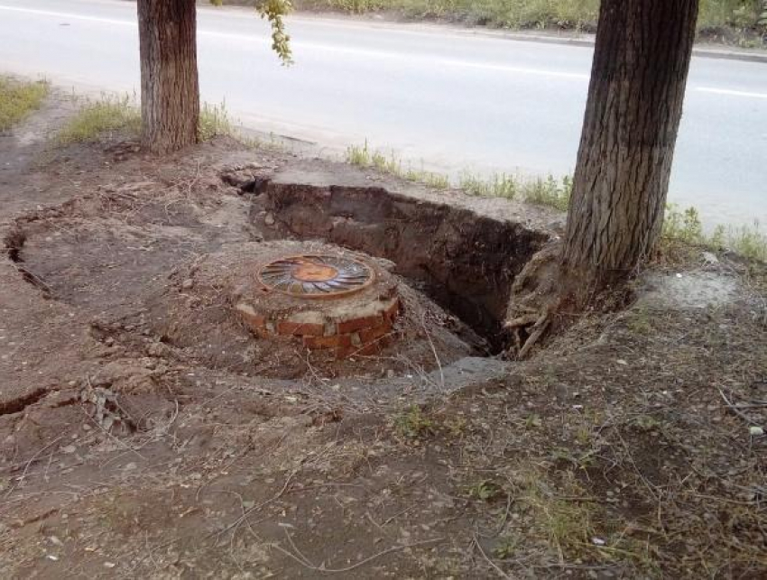 Опасное для жизни дерево аварийная служба лишь оградила ленточкой в Волжском