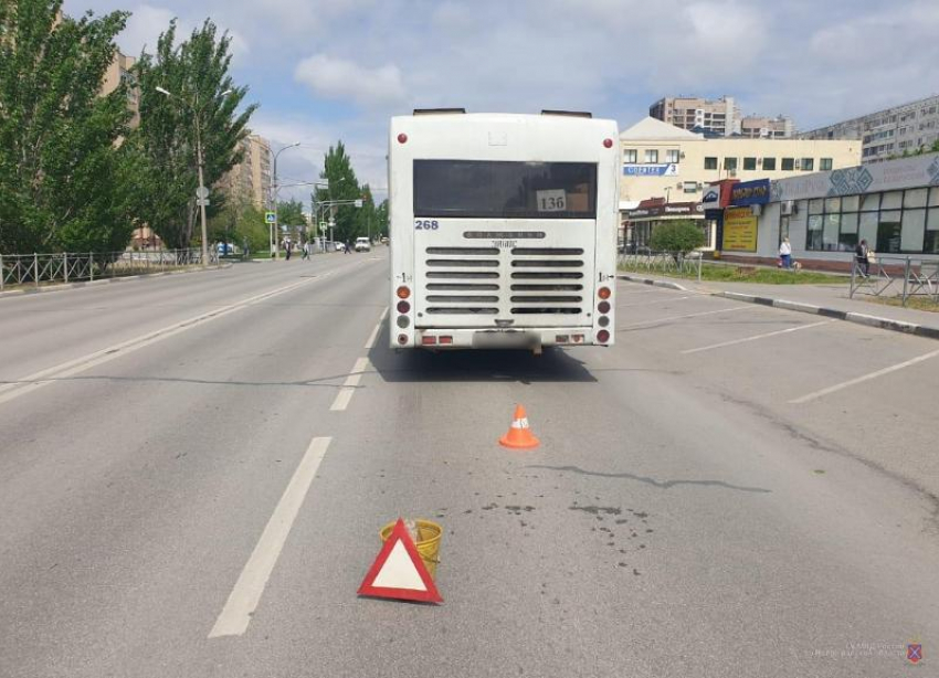 Водитель автобуса уронил пенсионерку в Волжском