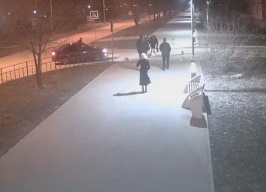 В Волжском пьяная молодежь устроила конфликт с водителем: видео