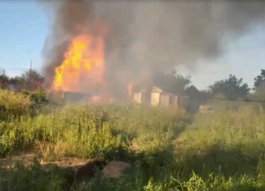 Масштабный пожар в СНТ Волжского сняли на видео