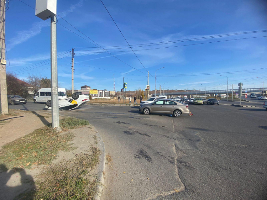 Такси с пассажиром перевернулось на крышу в Волгограде: видео