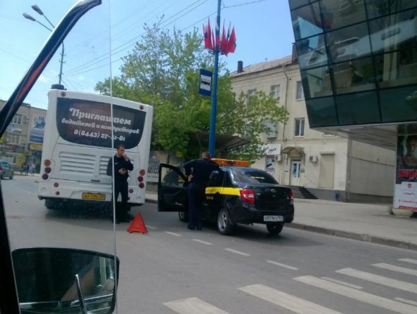 В Волжском в ДТП у «Спутника» попал автобус