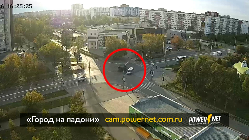 4 человека пострадали: в Волжском попал на видео момент аварии с маршруткой