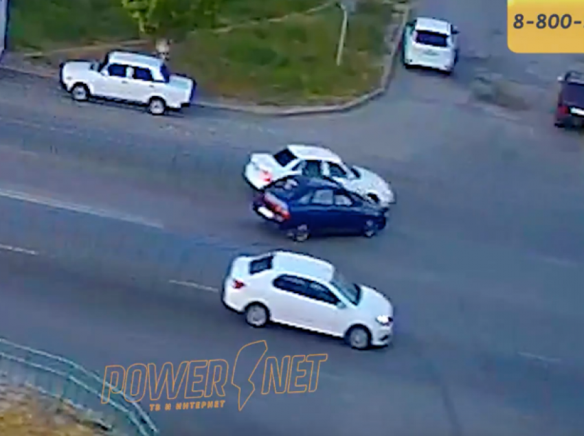 Странный водитель снес перед машины в Волжском