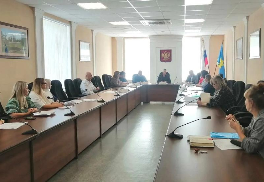 В Волжской городской Думе обсудили новые правила для городских наград и увековечения памяти
