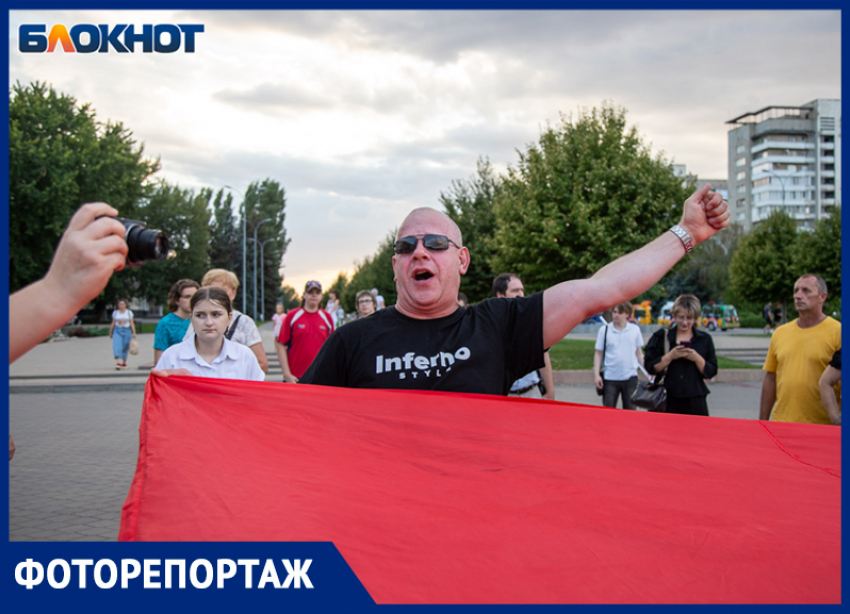 Огромный триколор развернули волжане на главной площади города