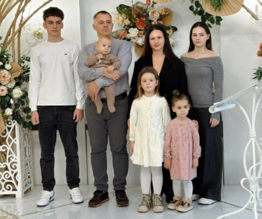 В волжском ЗАГСе 6-месячный Федор Ломоносов удивил всех «крепкой хваткой», получая свой первый документ в День ребенка