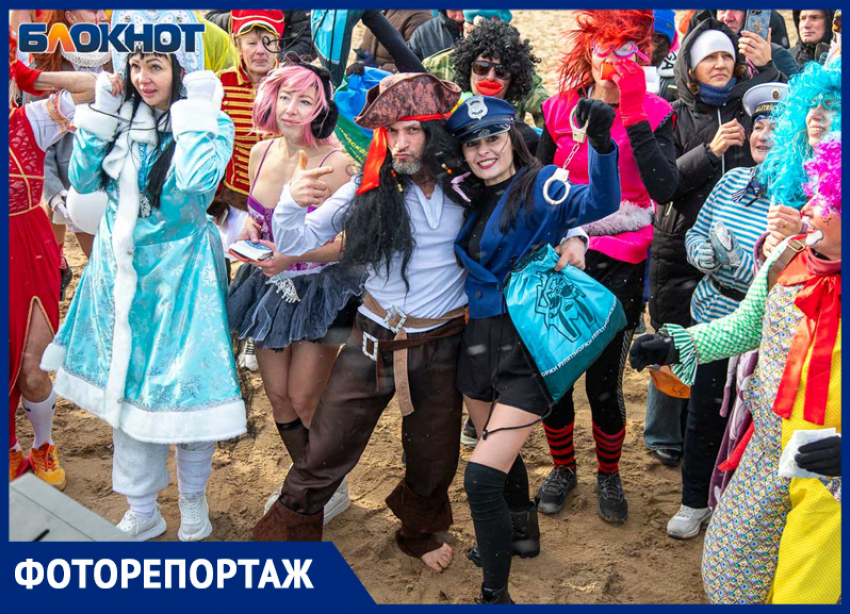 В Волжском спортсмены в топах и миниюбках пробежали по городу и прыгнули в ледяную воду во время шторма