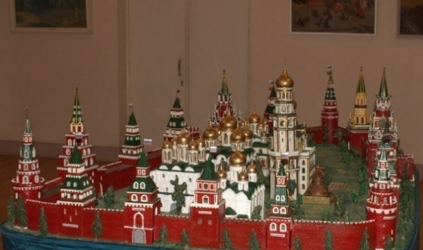Миниатюрный Московский Кремль украсил дом культуры в Волжском