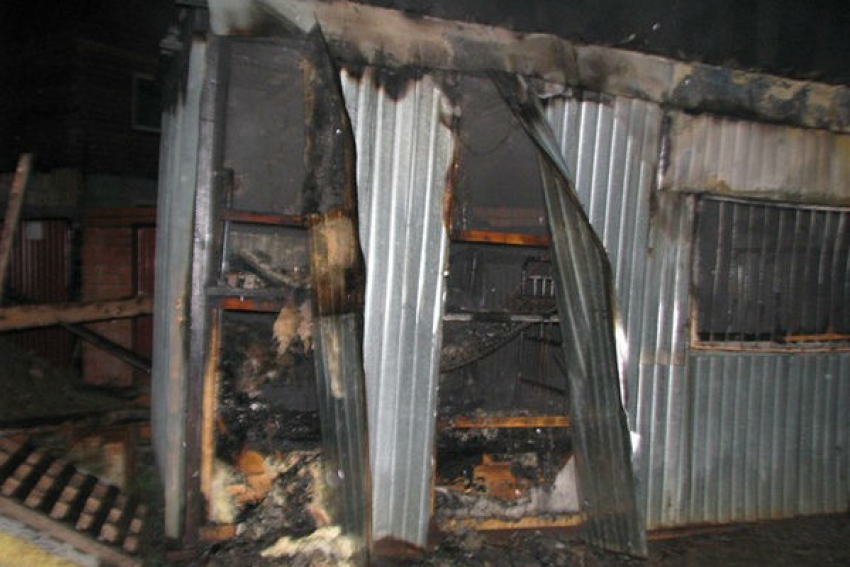 В Волжском ночью поджигатели спалили два вагончика