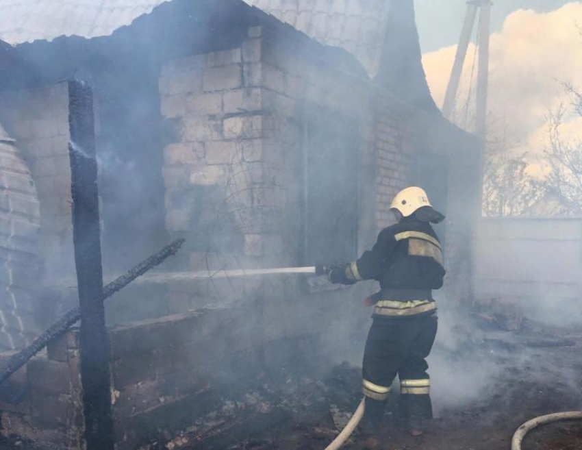 В поселке Краснооктябрьский полностью сгорел частный дом