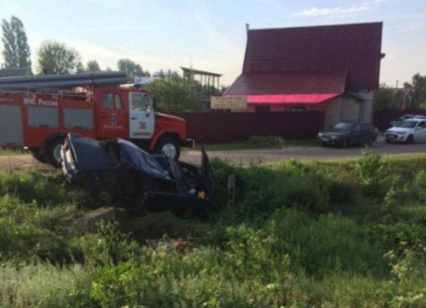 Пассажир скончался на месте: «ВАЗ» опрокинулся в кювет в Волгоградской области