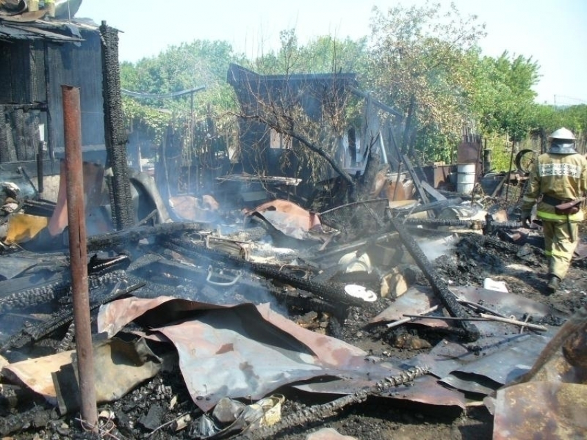 В Волжском неизвестные подожгли дачу