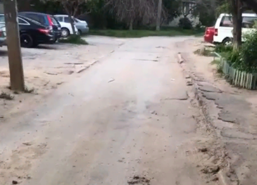 Ужасные дороги, подъезды и отсутствие парковки: все о дворе в Волжском